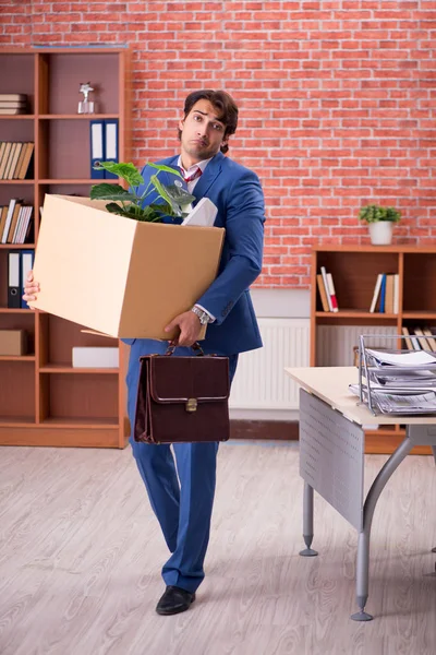 Jugendlicher wird aus seiner Arbeit entlassen — Stockfoto