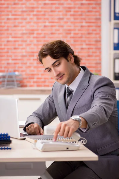 Jeune homme d'affaires travaillant dans le bureau — Photo