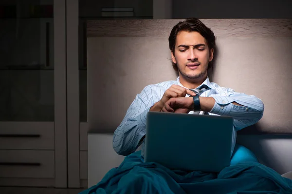 Hombre de negocios cansado trabajando horas extras en casa por la noche —  Fotos de Stock