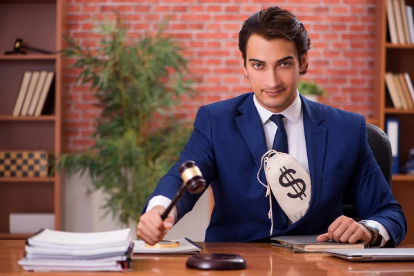 Jeune beau avocat travaillant dans son bureau — Photo