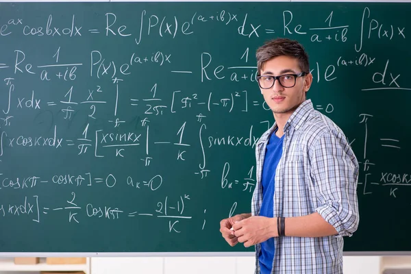 Joven estudiante de matemáticas en la escuela — Foto de Stock