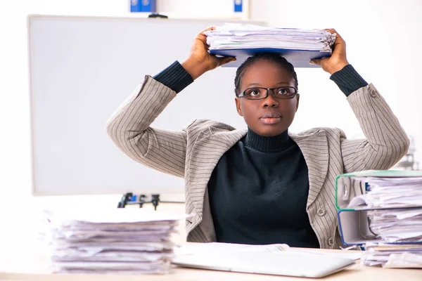 Schwarze Angestellte unzufrieden mit exzessiver Arbeit — Stockfoto