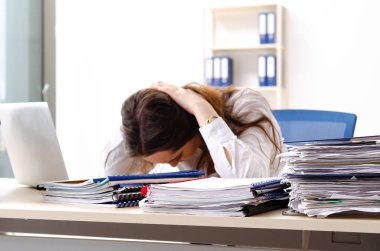 Genç kadın işçiye aşırı çalışma ile mutsuz