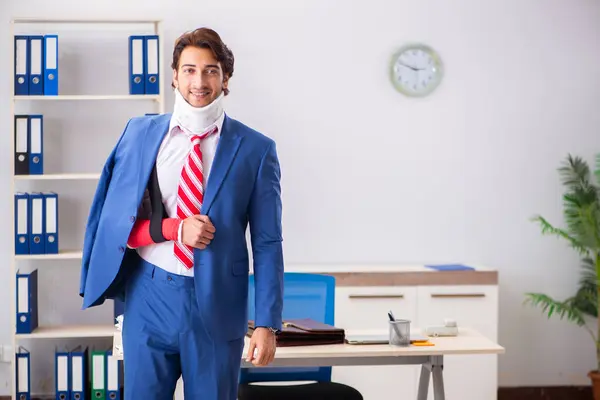 Empregado ferido que trabalha no escritório — Fotografia de Stock