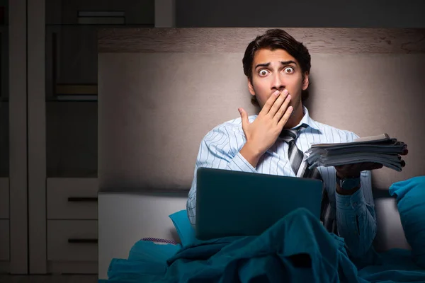 Empresário cansado trabalhando horas extras em casa à noite — Fotografia de Stock