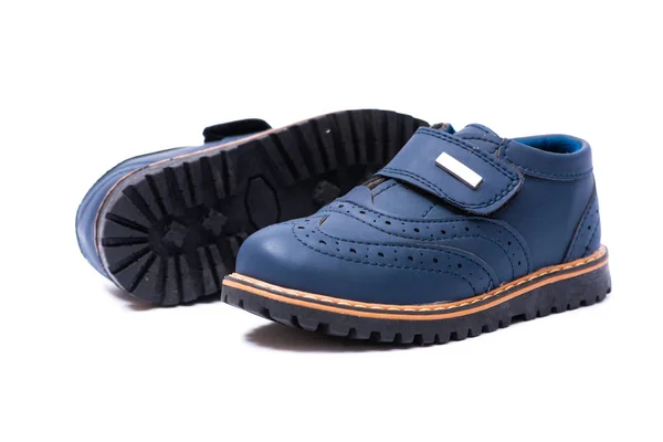 Scarpe bambino blu isolate su sfondo bianco — Foto Stock