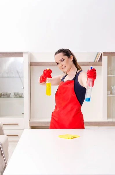 Sprzątanie apartamentu młoda kobieta piękny — Zdjęcie stockowe