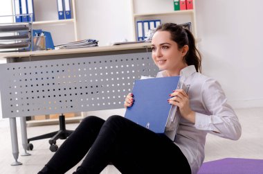 Kadın işçilerin ofiste spor egzersizleri yapıyor