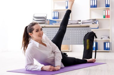 Kadın işçilerin ofiste spor egzersizleri yapıyor