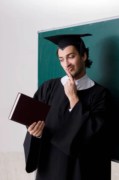 녹색 칠판 앞에서 졸업 한 학생 — 스톡 사진