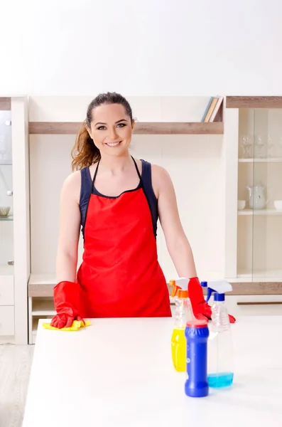 Giovane bella donna pulizia appartamento — Foto Stock