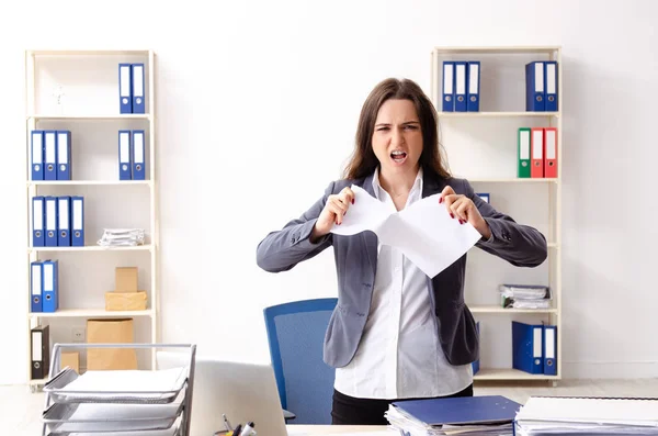 Junge Arbeitnehmerin unzufrieden mit exzessiver Arbeit — Stockfoto