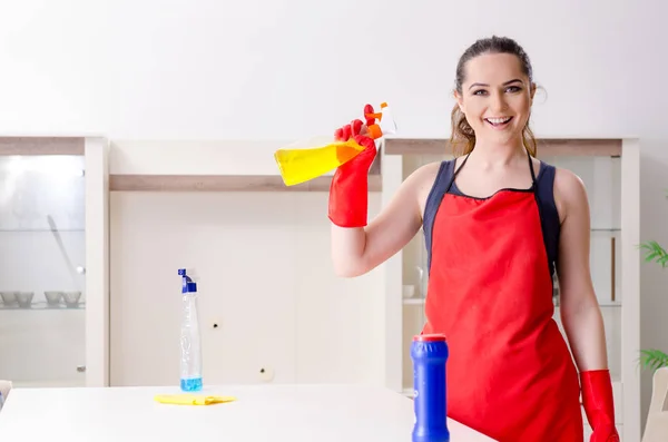 Mooie jongedame Schoonmaak appartement — Stockfoto