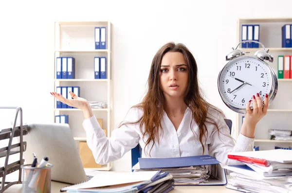 Jovem funcionária infeliz com excesso de trabalho — Fotografia de Stock