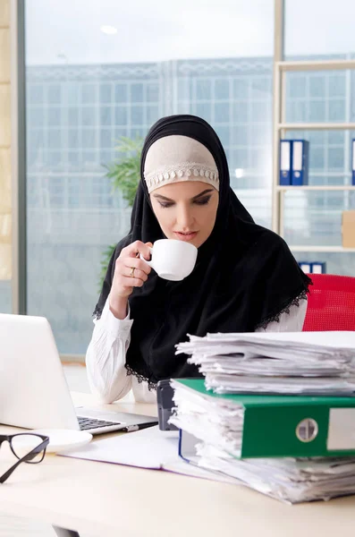 Kobiety Muzułmańskie pracownik pracuje w biurze — Zdjęcie stockowe