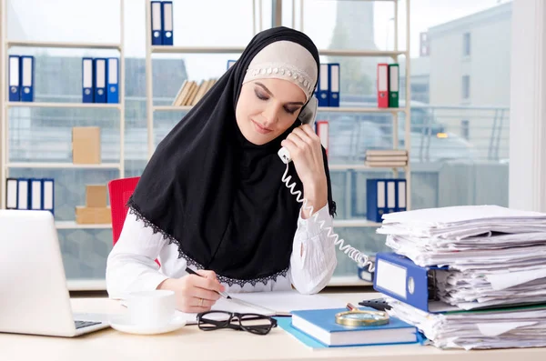Donna dipendente musulmana che lavora in ufficio — Foto Stock