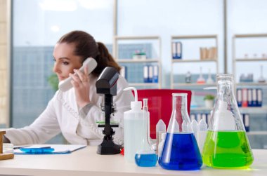 Laboratuarda çalışan kadın biyoteknoloji bilim adamı kimyacı