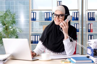 Ofiste kadın Müslüman çalışan