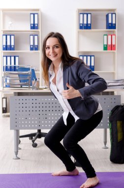 Kadın işçilerin ofiste spor egzersizleri yapıyor