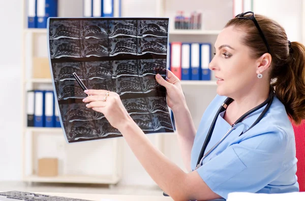 Klinikte çalışan kadın doktor radyolog — Stok fotoğraf