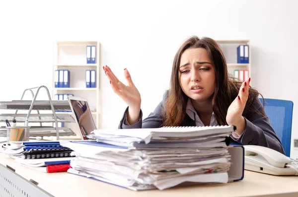 Jovem funcionária infeliz com excesso de trabalho — Fotografia de Stock