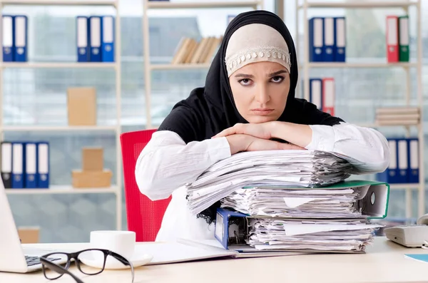 Женщина-мусульманка, работающая в офисе — стоковое фото