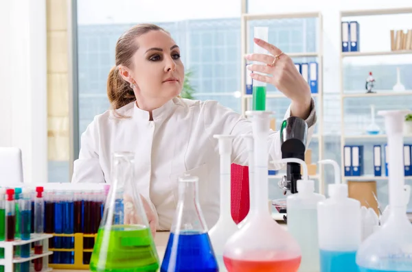 Vrouwelijke chemicus werken in medische laboratorium — Stockfoto