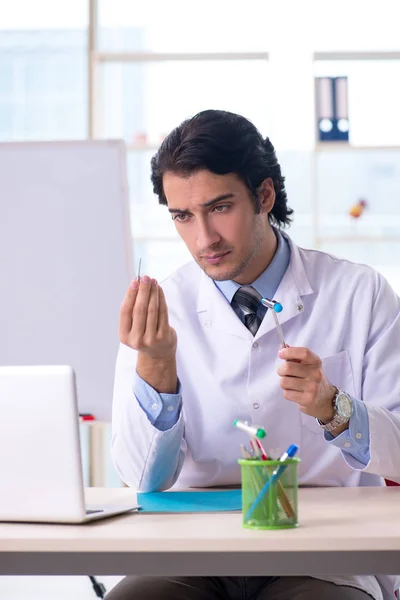 Jeune Beau Médecin Devant Tableau Blanc — Photo