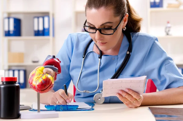 Cardióloga doctora que trabaja en la clínica —  Fotos de Stock