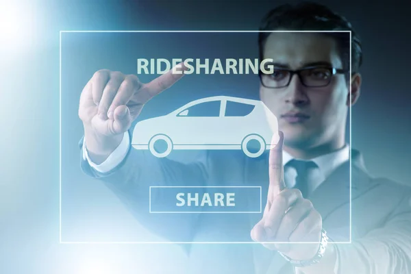 Biznesmen w koncepcji carpooling i carsharing — Zdjęcie stockowe