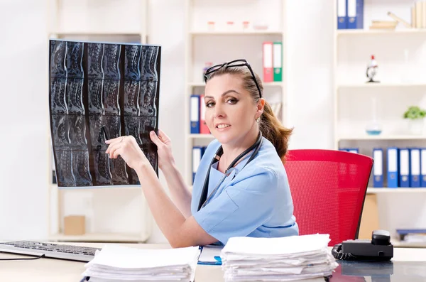 Vrouwelijke arts radioloog werken in de kliniek — Stockfoto