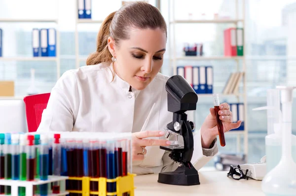Женщина-химик, работающая в медицинской лаборатории — стоковое фото