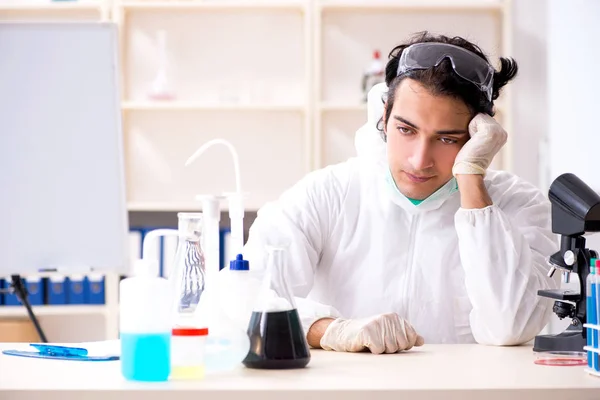 Joven químico guapo trabajando en el laboratorio —  Fotos de Stock