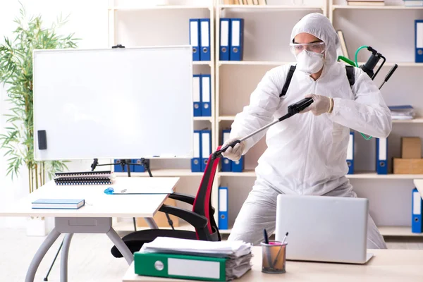 Contratante profissional fazendo controle de pragas no escritório — Fotografia de Stock