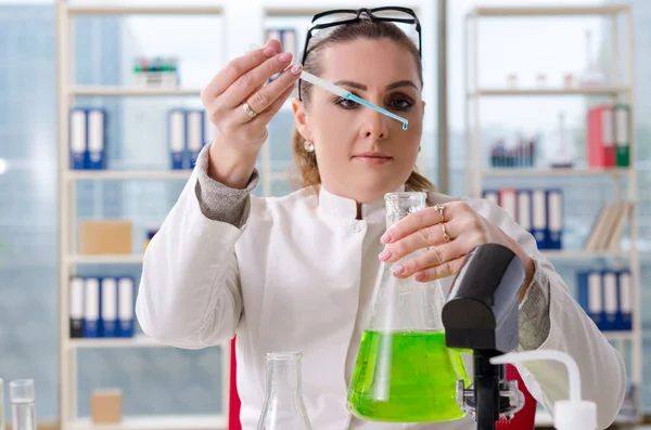 Química científica biotecnológica femenina trabajando en el laboratorio — Foto de Stock