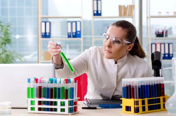 Química femenina trabajando en laboratorio médico —  Fotos de Stock