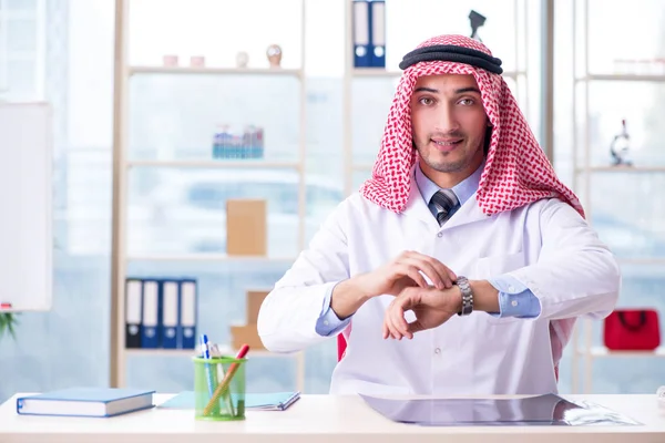 Médico árabe trabajando en la clínica — Foto de Stock