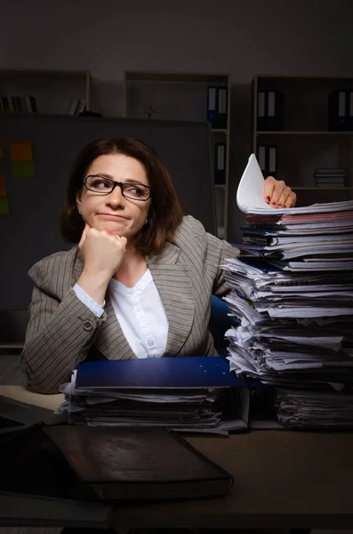 Dipendente femminile che soffre di lavoro eccessivo — Foto Stock