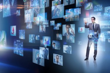 Streaming video ile işadamı kavramı