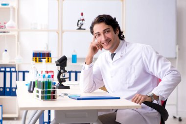 Laboratuvarda çalışan yakışıklı bir kimyager.