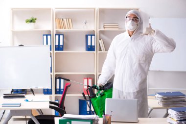 Profesyonel müteahhit ilaçlama ofisinde yapıyor