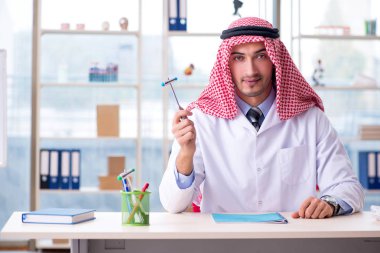 Klinikte çalışan Arap doktor nörolog