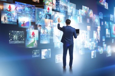 Streaming video ile işadamı kavramı