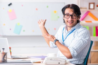 Ofiste çalışan genç yakışıklı erkek tasarımcı