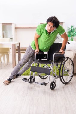 Tekerlekli sandalyedeki genç yakışıklı adam.