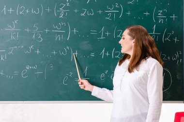 Kadın matematik öğretmeni sınıfta