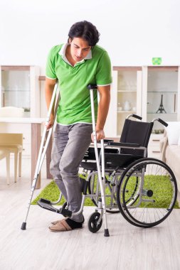 Tekerlekli sandalyedeki genç yakışıklı adam.