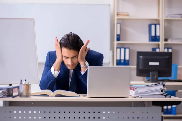 Jeune homme d'affaires beau qui travaille dans le bureau — Photo