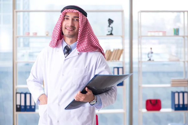 Arabische arts radioloog werken in de kliniek — Stockfoto