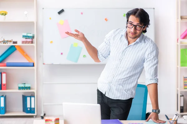 Joven diseñador masculino guapo trabajando en la oficina — Foto de Stock